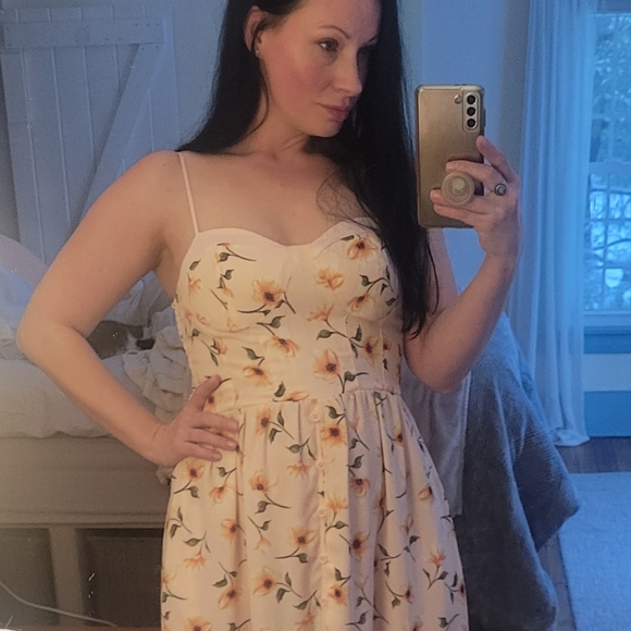 Pretty Summer Dress - Picture 3 of 7